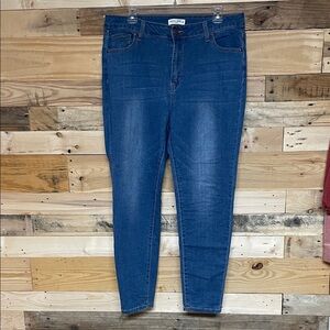 Hammer Jeans Los Angeles size 15 Medium Wash Straight Legged Stretchy Soft Jeans